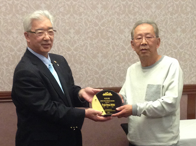 President Kaimori-san of the JCA presenting award to Fuji Miki